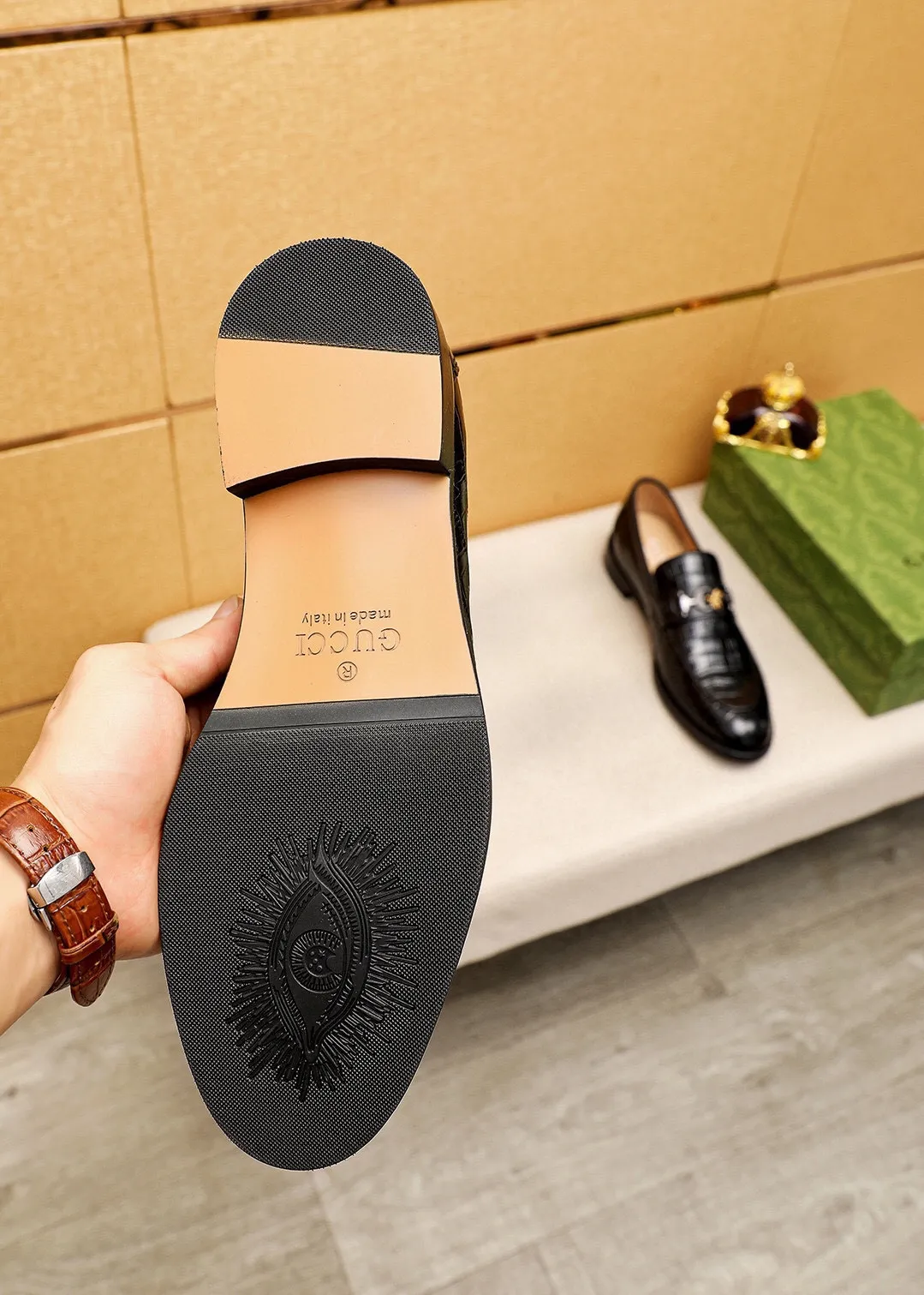 Men's shoes 💰462 💐 Product trademark: GUCCI "Gucci" casual leather shoes Regular size: 38-44 (45.46🉑️customized) Product materials: Selected imported first-layer calfskin embossed upper + luxury hardware buckle, imported water-dyed cow leather lining. Strong three-dimensional visual effect, combined outsole Color: 2⃣️colors available